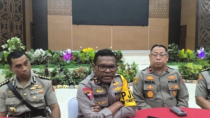 KKB PAPUA - Kapolda Papua Irjen Pol Patrige Renwarin saat menggelar jumpa pers di Jayapura Sabtu (12/4/2025). Kapolda meminta masyarakat serta pihak keluarga bersabar karena proses penyelidikan masih berlangsung
