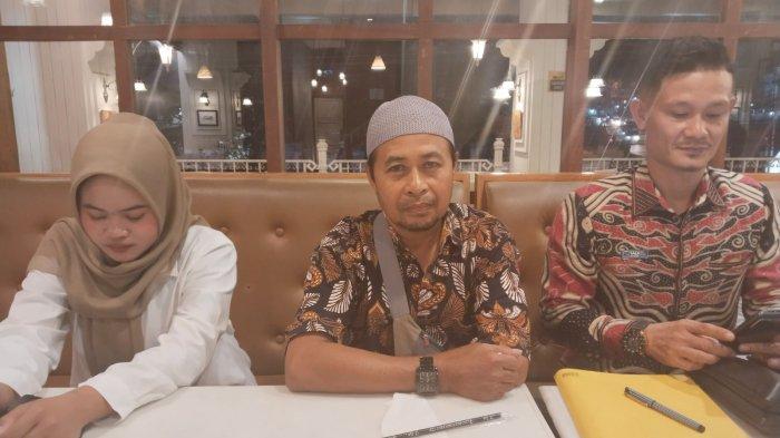 KEKERASAN SEKSUAL - Jumpa pers keluarga korban kekerasan seksual anak di Keerom dan Penasihat Hukum keluarga korban Dede Gustiawan Pagudun (kanan) di Abepura, Kota Jayapura, Papua