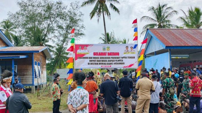 KUNKER GUBERNUR- Suasana jelang kedatangan rombongan Gubernur Papua Tengah, Meki Nawipa di kota tua Kokonao, Kabupaten Mimika, Kamis (10/4/2025).