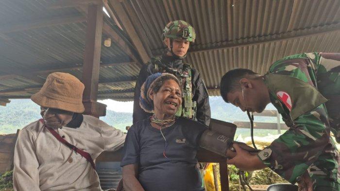 LAYANAN KESEHATAN - Tim Kesehatan TNI dari Satgas Yonif 751/VJS Koops Swasembada mengecek kesehatan warga yang mengungsi akibat gangguan Organisasi Papua Merdeka (OPM) di Kampung Oksop, Distrik Oksop, Kabupaten Pegunungan Bintang, Provinsi Papua Pegunungan. TNI tak hanya bertugas menjaga kedaulatan, melainkan juga merajut kembali harapan bagi masyarakat. (Dok.Satgas Yonif 751/VJS Koops Swasembada)
