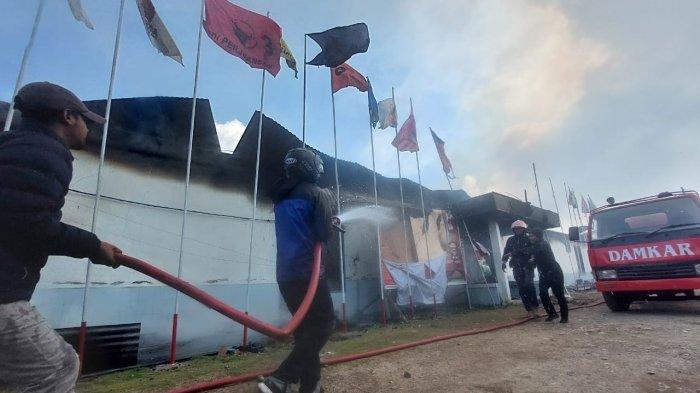 PADAMKAN API – Petugas pemadam kebakaran di Kabupaten Jayawijaya berusaha memadamkan kobaran api yang membakar Kantor Komisi Pemilihan Umum (KPU) Provinsi Papua Pegunungan, Rabu (14/8/2024) pagi.   