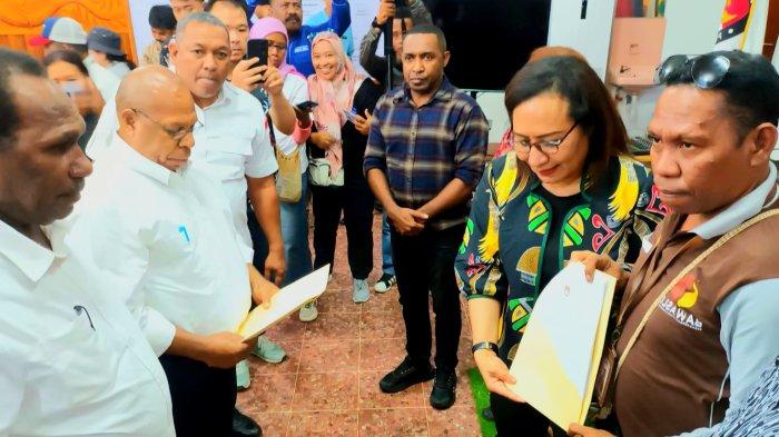 KPU Papua Selatan menerima berkas dokumen persyaratan calon wakil gubernur Yusak Yaluwo