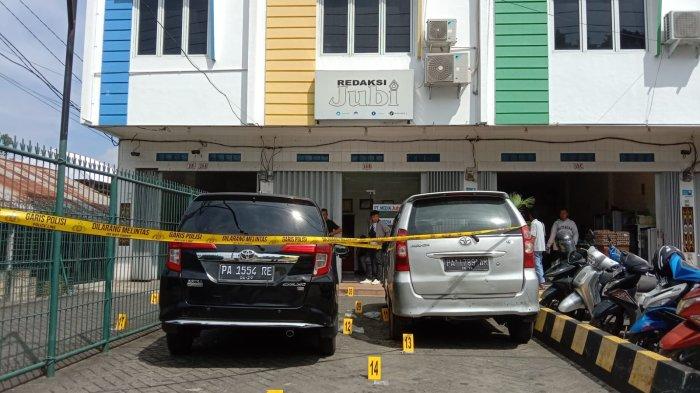KANTOR – Suasana Kantor Media Jujur Bicara (Jubi) yang ada di Jalan SPG Taruna Waena, Kota Jayapura, Provinsi Papua pasca aksi anarkis pelemparan bom molotov oleh orang yang tak dikenal pada Rabu (16/10/2024) dini hari.