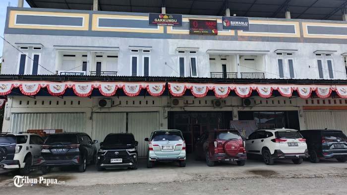 Kator Bawaslu Mimika di Jalan Irigasi Timika, Selasa (26/11/2024). Sorang perempuan ditangkap lantaran diduga memainkan money politic pada Pilkada Mimika.