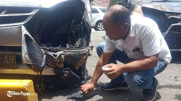 Kepala Kantor Perwakilan Komnas HAM Provinsi Papua Fritz Ramandey saat melakukan pengamatan pasca meledaknya bom molotov di kantor Redaksi Jubi di Jalan SPG Taruna Waena, Kota Jayapura, Provinsi Papua