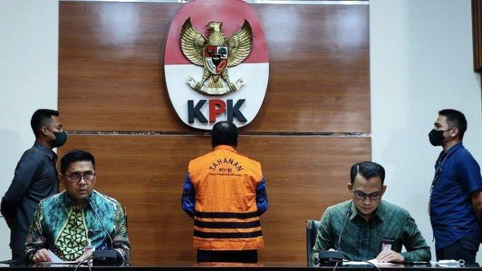 KORUPTOR - Deputi Penindakan dan Eksekusi Komisi Pemberantasan Korupsi (KPK) Karyoto dalam konferensi pers penahanan Kepala Bagian Kesejahteraan Rakyat (Kesra) Sekretariat Daerah (Setda) Kabupaten Mimika, Marthen Sawy, Selasa (20/9/2022). Marthen sebelumnya telah ditetapkan tersangka kasus dugaan korupsi pembangunan Gereja Kingmi Mile 32 bersama Bupati Kabupaten Mimika, Eltinus Omaleng dan Direktur PT Waringin Megah, Teguh Anggara.(KOMPAS.com / IRFAN KAMIL)