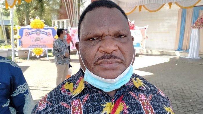 Ketua DPR Papua Barat, Orgenes Wonggor meminta pihak TNI-Polri segera mengambil langkah tegas kepada komplotan TPNPB yang berkeliaran di seluruh Papua Barat.