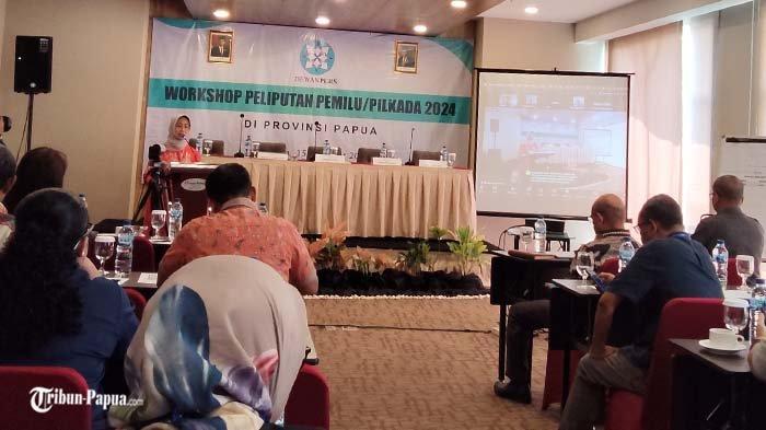 Ketua Dewan Pers Dr Ninik Rahayu (tengah) pose bersama dalam workshop peliputan Pemilu dan Pilkada 2024 oleh Dewan Pers di sebuah hotel bilangan Ruko Dok II Kota Jayapura, Selasa (15/10/2024).