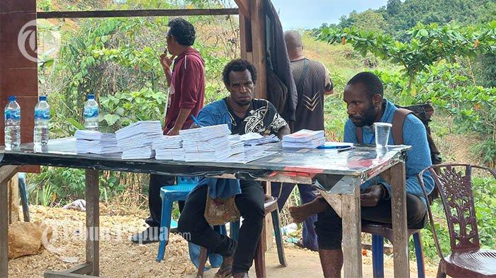 Ketua KPPS pada TPS 52 Entrop (kanan) bungkam saat dikonfirmasi Tribun-Papua.com. Ia tak menyebut nama, bahkan tidak memberikan penjelasan apapun soal mengapa warga tidak diperbolehkan mencoblos. Banyak warga kehilangan hak suara di DPT pada TPS 52 Jayapura Selatan.
