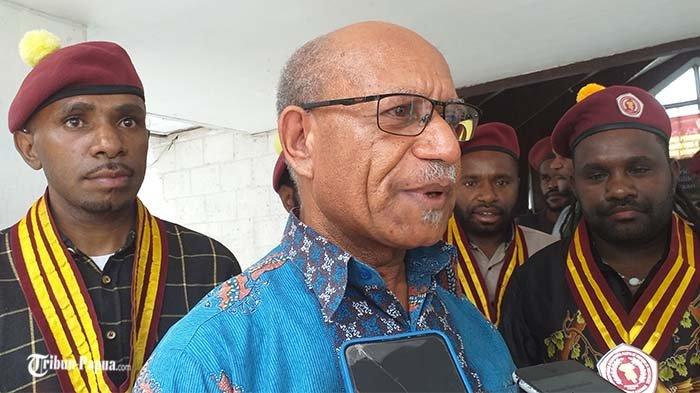 Ketua KPU Provinsi Papua Steve Dumbon saat diwawancarai media, usai pembukaan MPAB-MABIM PMKRI di Balai Puspenka Hawai, Sentani, Jayapura, Rabu (25/9/2024).