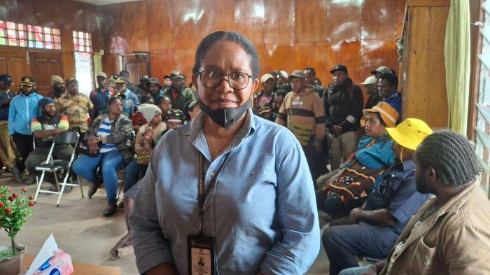 Koordinator Pendamping Dana Desa Kabupaten Tolikara, Linda S Komba.