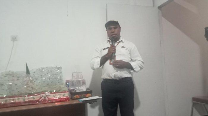 Koordinator Penghubung Komisi Yudisial (PKY) Wilayah Papua Metodeus Kossay saat memberikan sambutan pada Hari Ulang Tahun Ke-19 Komisi Yudisial yang di Kantor Penghubung Komisi Yudisial Wilayah Papua di Jayapura, Selasa (13/8/2024).