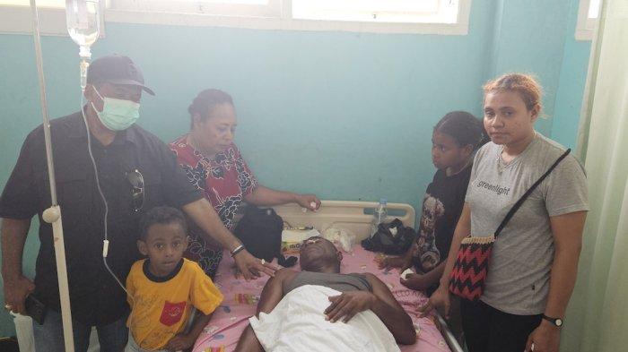Tokoh masyarakat Kampung Makimi, Pieter Erari, saat menjenguk Yulianus Wopairi di RSUD Nabire. (Tribun-Papua.com/Calvin Erari)