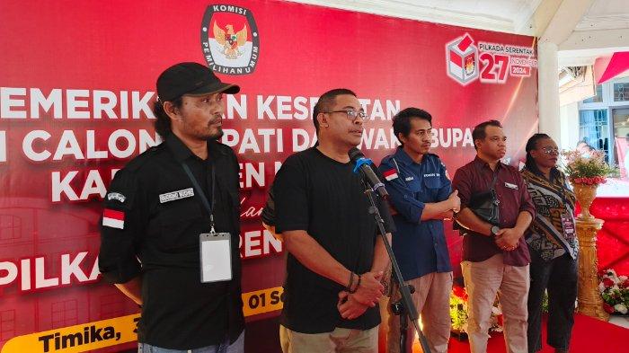 Kordiv Devisi Teknis KPU Provinsi Papua Tengah, Indra Ebang Ola didampingi komisioner KPU Mimika saat konferensi pers di RSUD Mimika, Minggu (1/9/2024).