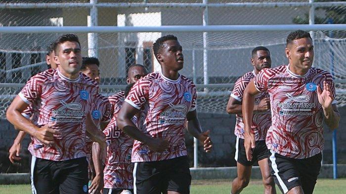 LATIHAN - Bek PSBS Biak Fabiano Beltrame (kiri) dan kolegadalam sesi latihan di Bali. Laga PSBS menghadapi Persija akan tersaji di Stadion Kapten I Wayan Dipta, Gianyar, Bali, Kamis (12/9/2024). dok. Media Officer PSBS Biak