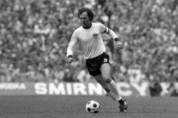 Legenda sepak bola Jerman, Franz Beckenbauer, meninggal dunia dalam usia 78 tahun. Kabar duka mengenai meninggalnya Franz Beckenbauer diumumkan pihak keluarga, seperti dikutip dari BBC Sports, Senin (8/1/2023).