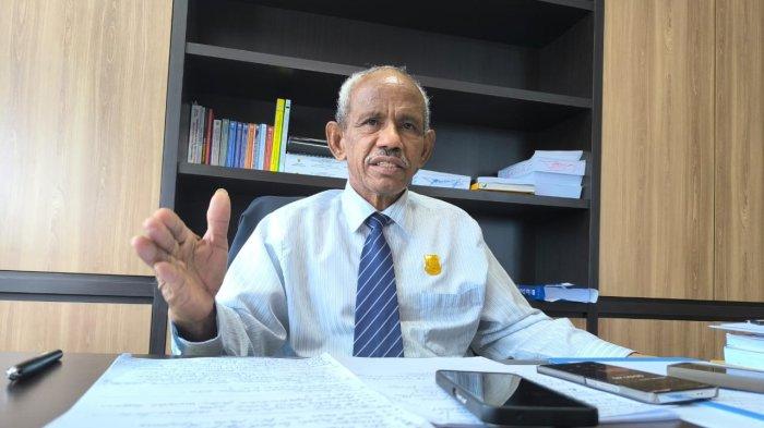 LEGISLATOR SOROT KPU: Legislator Papua dari Partai NasDem, Dr. Ir Alberth Meraujde saat diwawancarai Tribun Papua diruang kerjanya, Sabtu (1/3/2025). Ia meminta pelanggaran KPU dan Bawaslu yang menyebabkan PSU Papua diproses hukum.