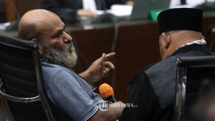 Terdakwa kasus dugaan suap dan gratifikasi terkait proyek infrastruktur Provinsi Papua Lukas Enembe menjalani sidang dakwaan di Pengadilan Tipikor, Jakarta, Senin (19/6/2023). Lukas Enembe didakwa menerima suap dan gratifikasi senilai Rp 46,8 miliar yang diduga uang tersebut diterima sebagai hadiah yang berkaitan dengan jabatannya sebagai Gubernur Papua dua periode, tahun 2013-2023.
