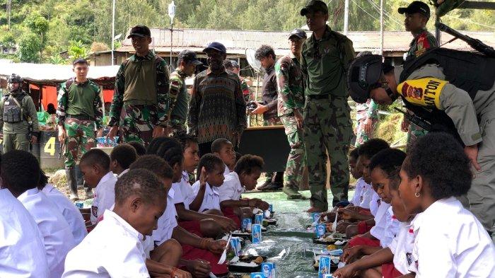 Suasana pemberian makanan program Makan Bergizi Gratis (MBG) digelar aparat TNI di Distrik Homeyo, Intan Jaya, Papua Tengah, Senin (20/1/2025).