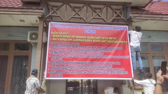 PEMALANGAN KANTOR MRPT - Kantor MRP Papua Tengah di Bumi Wonorejo, Distrik Nabire, Kabupaten Nabire saat dipalang dengan baliho ukuran besar