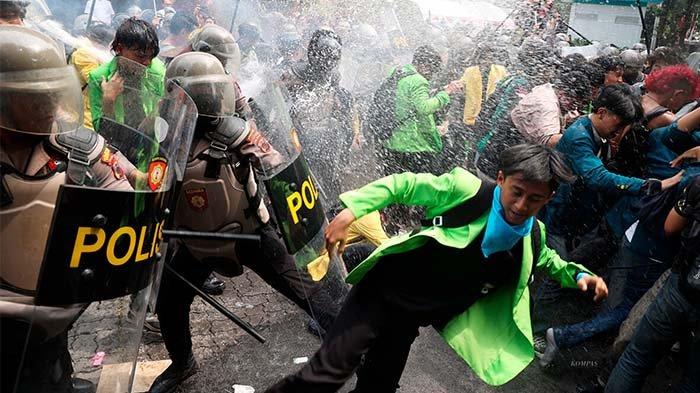 Mahasiswa dan polisi terlibat bentrokan dan aksi saling dorong saat unjuk rasa di Kantor DPRD Provinsi Jawa Tengah, Kota Semarang, Kamis (22/8/2024). Demosntrasi yang berlangsung di sejumlah daerah ini sebagai protes terhadap revisi Undang-Undang (UU) Pilkada yang dilakukan oleh Panitia Kerja (Panja) revisi UU Pilkada Badan Legislasi (Baleg) DPR. Mereka menuntut Presiden Joko Widodo untuk diturunkan dari jabatannya terkait beberapa keputusan politik kepentingannya. KOMPAS/P RADITYA MAHENDRA YASA