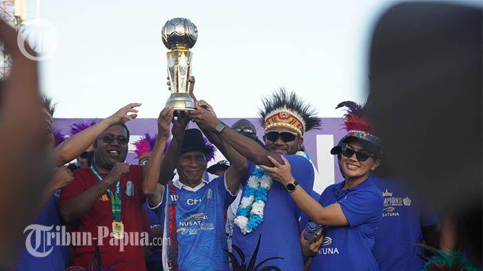 Manajer PSBS Biak Yan Mandenas bersama tim saat membawa pulang trofi juara satu Liga 2 di Stadion Cenderawasih Biak, Sabtu (16/3/2024). PSBS membidik pemain Papua Allstar untuk mengarungi Liga 1 musim depan.