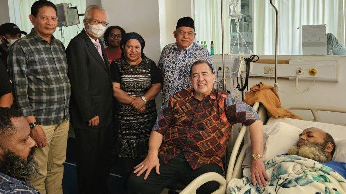 Mantan Gubernur Papua Lukas Enembe menangis ketika didoakan oleh Pendeta Gilbert Lumoindong, di ruang rawat inapnya di Unit Stroke RSPAD, Jakarta, Jumat (13/10/2023).