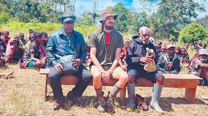 Mantan Pj BUpati Nduga Edison Gwijangge (kiri) saat menjemput Pilot Susi Air Philips Mehrtens dari tangan OPM di Kampung Yuguru, Kabupaten Nduga, Papua Pegunungan. (21/9). (DOKUMENTASI EDISON GWIJANGGE)