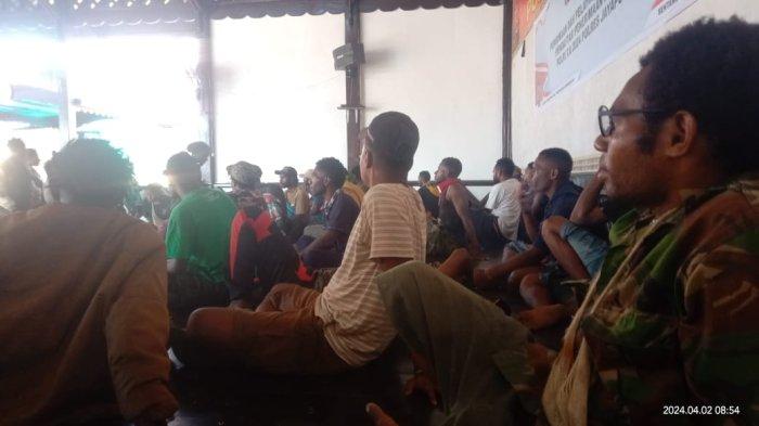 Massa aksi yang di tahan di Mapolres Jayapura, Doyo Baru, Distrik Waibu, Kabupaten Jayapura