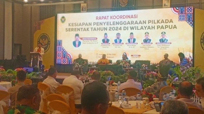 Menteri Koordinator Bidang Politik, Hukum dan Keamanan Marsekal TNI (Purn) Hadi Tjahjanto dan Menteri Dalam Negeri (Mandagri) Muhammad Tito Karnavian memimpin rapat koordinasi kesiapan Pilkada 2024 di Tanah Papua.