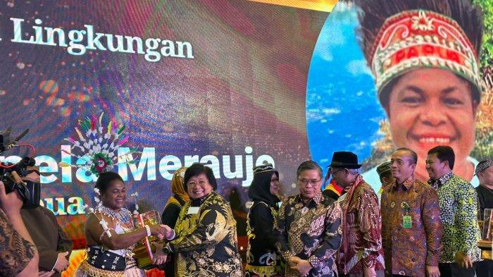 Aktivis Lingkungan asal Port Numbay, Papua, Petronela Merauje, kala menerima penghargaan Kalpataru dari Menteri Lingkungan Hidup dan Kehutanan, Siti Nurbaya.