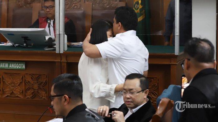 Momen saat Ferdy Sambo dan Putri Candrawathi saling berpelukan sebelum menjalani persidangan di Pengadilan Negeri Jakarta Selatan, Selasa (8/11/2022). Agenda sidang hari ini adalah pemeriksaan saksi untuk terdakwa Ferdy Sambo dan sang istri, Putri Candrawathi.