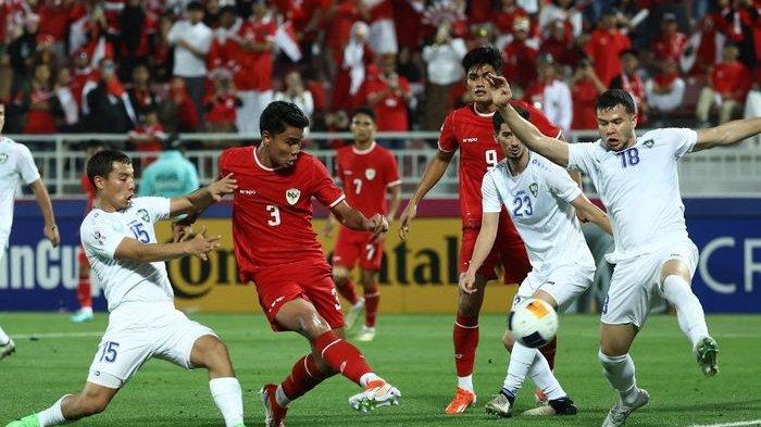 Muhammad Ferarri (3) melepaskan tembakan dalam duel timnas U-23 Indonesia vs Uzbekistan pada semifinal Piala Asia U-23 di Doha (29/4/2024).