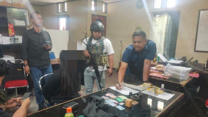 POLISI DITANGKAP- Satgas Gakkum Operasi Damai Cartenz 2025 mengungkap kasus peredaran amunisi ilegal yang melibatkan oknum aparat, Senin (19/5/2025).