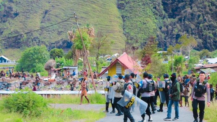 BENTROK DI PUNCAK JAYA- Aparat saat melakukan pengamanan saat terjadi bentrok pendukung paslon di Puncak Jaya,  Sabtu (5/4/2025).