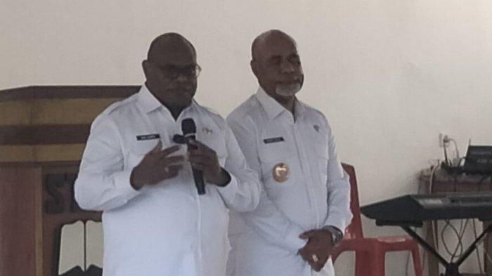 DOA BERSAMA - Gubernur Papua Tengah, Meki Nawipa, dan Wakilnya, Deinas Geley ikut dalam doa syukur di Aula Gereja Pastoral Thomas Degei, Wadio, Distrik Nabire Barat, Rabu (5/3/2025).