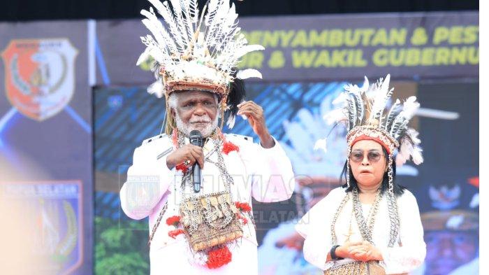 ORASI - Wakil Gubernur Papua Selatan, Paskalis Imadawa saat berorasi dalam pesta rakyat Papua Selatan di Taman Mandala Merauke. Dok: Humas PPS