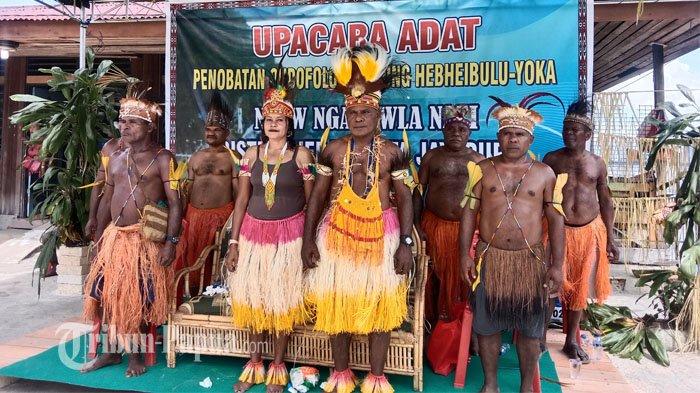 David Ricky Mebri Dinobatkan Sebagai Ondofolo Kampung Hebheibhlu-Yoka ...