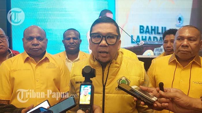 PILKADA PAPUA - Plt Ketua DPD Partai Golkar Provinsi Papua, Ahmad Doli Kurnia Tandjung (tengah) didampingi calon gubernur Papua, Mathius Fakhiri (kiri) dan wakilnya Aryoko Rumaropen (kanan) di sela Rapimda Partai Golkar Papua di Jayapura, Senin (5/5/2025).