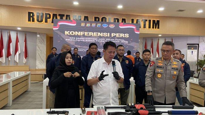 KKB PAPUA - Senjata api dan amunisi yang disuplai untuk KKB Papua berasal dari Bojonegoro, Selasa (11/3/2025)(KOMPAS.com/IZZATUN NAJIBAH)