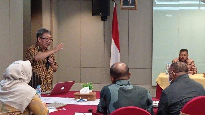 PENDIDIKAN- Akademisi Universitas Papua Dr Agus Sumule memamaprkan tantangan pendidikan dan kebutuhan guru di Kabupaten Manokwari, Papua Barat, Sabtu (5/11/2022).