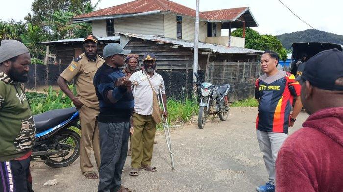 PENIKAMAN - Seorang tukang ojek berinisial LK (39) dianiaya di Kampung Dikiouwa, Distrik Kamuu, Kabupaten Dogiyai, Senin (15/5/2023) siang.
