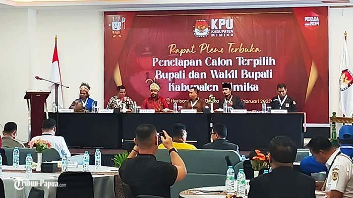 RAPAT PLENO - KPU menetapkan pasangan calon bupati dan wakil bupati Mimika, Johannes Rettob-Emanuel Kemong pemenang Pilkada 2024, di Timika, Rabu (26/2/2025).