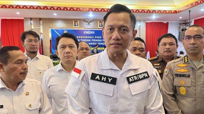Menteri Agraria dan Tata Ruang/Badan Pertanahan Nasional (ATR/BPN) Agus Harimurti Yudhoyono memberikan keterangan mengenai kasus praktik mafia tanah di Kendari, Sulawesi Tenggara, yang menimbulkan kerugian hingga Rp 300 miliar, Jumat (26/4/2024). Kementerian ATR/BPN memfokuskan pemberantasan 82 kasus praktik mafia tanah pada 2024 dengan dampak kerugian hingga Rp 1,7 triliun. KOMPAS/SAIFUL RIJAL YUNUS