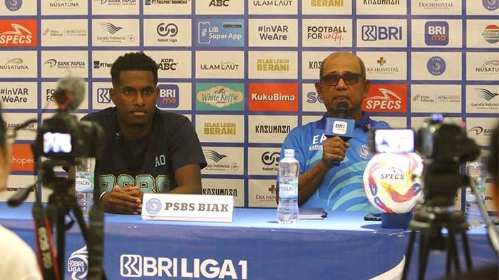 Pelatih PSBS Biak Emral Abus (kanan) dan pemain belakang Armando Robert Oropa pada sesi jumpa pers sebelum laga kontra Bali United. (dok. Media Officer PSBS)