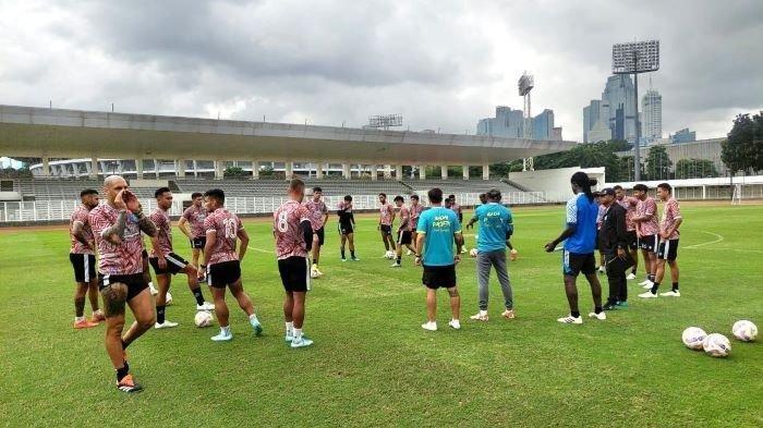 PENYESUAIAN CUACA - Skuad PSBS Biak menjalani penyesuaian cuaca dan latihan fisik di Stadion Madya, Senayan, Jakarta, Kamis (30/1/2025). Tim berjuluk Badai Pasifik itu akan menantang Persija, dalam lanjutan Liga 1 di Stadion Patriot Candrabhaga, Bekasi, Jawa Barat, Minggu (2/2/2025), pukul 19.00 WIB.