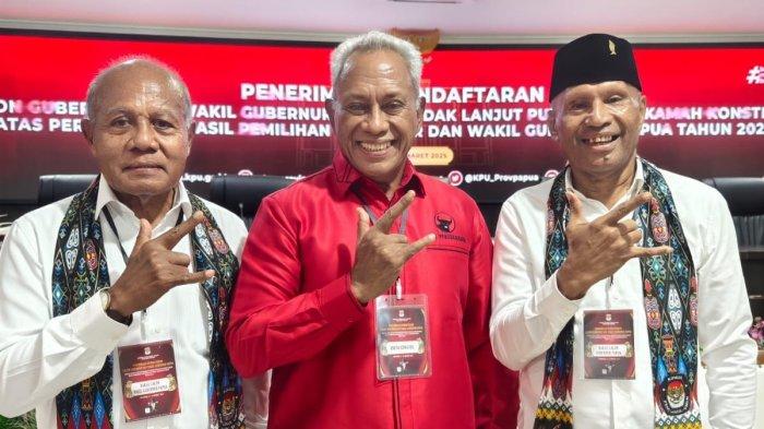 PSU PILKADA PAPUA - Ketua DPP PDI-P Komarudin Watubun (tengah) mendampingi Benhur Tomi Mano dan Constant Karma saat mendaftarkan diri ke KPU Provinsi Papua sebagai bakal calon gubernur dan wakil gubernur Provinsi Papua, Minggu (9/3/2025).(Dokumentasi Komarudin Watubun)
