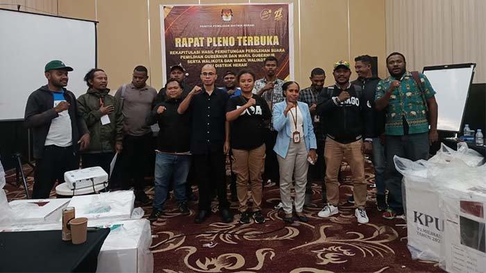 Panitia Pemilihan Distrik (PPD) Heram pose bersama usai pleno rekapitulasi suara Pilkada 2024 di hadapan Komisioner KPU Kota Jayapura, di Abepura, Selasa (3/12/2024) subuh.