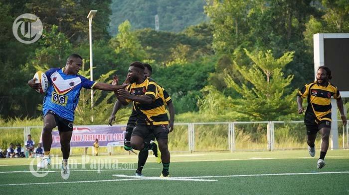 RUGBY - Papua rugby international tournament VII digelar di venue rugby Silas Papare Sentani, sejak Selasa (13/8/2024) sampai Rabu (14/8/2024). Seorang pemain Vanimo Flyer memegang bola sembari melewati pemain Menaga dari Kabupaten Mimika, Papua Tengah. Vanimo Flyer menang telak 31-0 atas tim Menanga.