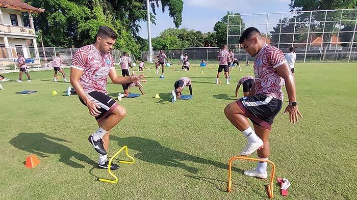 Para pemain BSBS Biak melakoni latihan kepada para pemainnya di Lapangan Gelora Samudera, Bali, Selasa (19/11/2024). PSBS akan menghadapi tuan rumah PSS Sleman di Stadion Manahan Solo pada Jumat (22/11/2024).(Dok. Media Officer PSBS Biak/Charly)